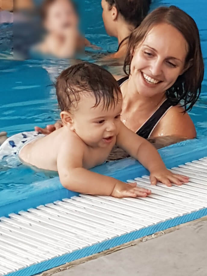 אמא ותינוק בבריכה